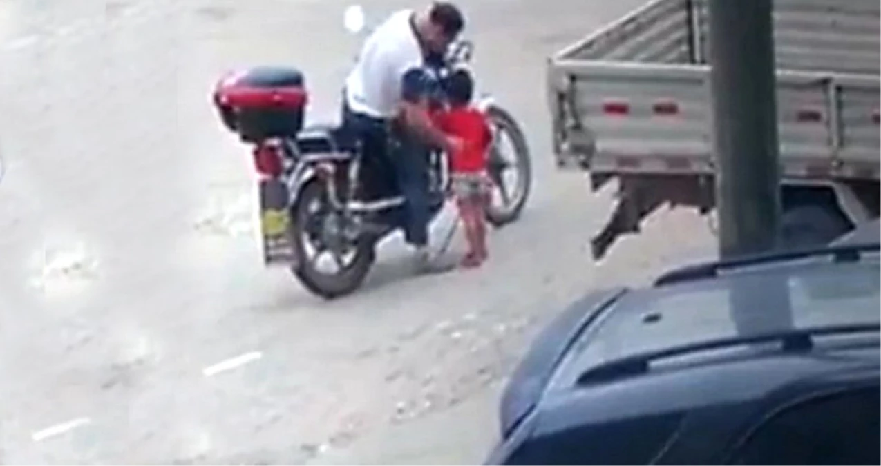 Küçük Kızı Motosikletine Atıp Kaçıran Çinli Adam, Güvenlik Kameralarına Yakalandı