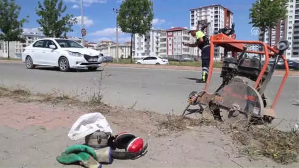 Otomobilin Çarptığı Asfalt İşçisi Ağır Yaralandı