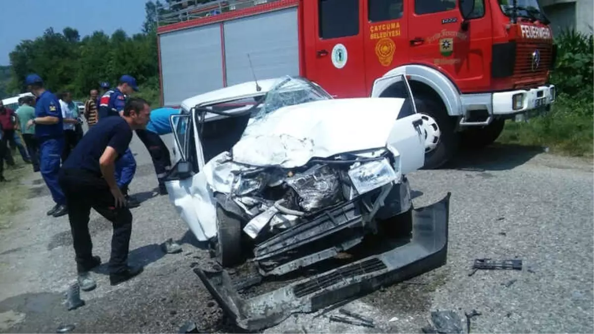 Otomobiller Kafa Kafaya Çarpıştı: 3 Yaralı