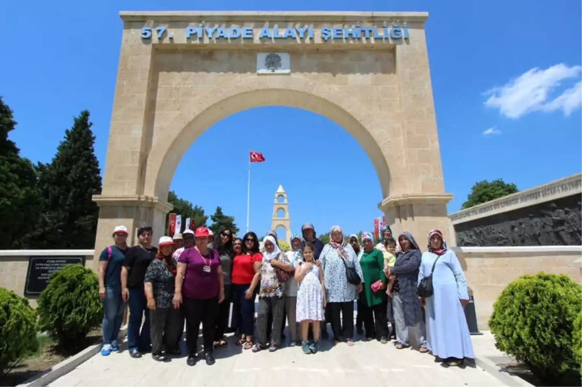 Saruhanlı Belediyesi Nuriyeli Kadınları Çanakkale\'ye Götürdü