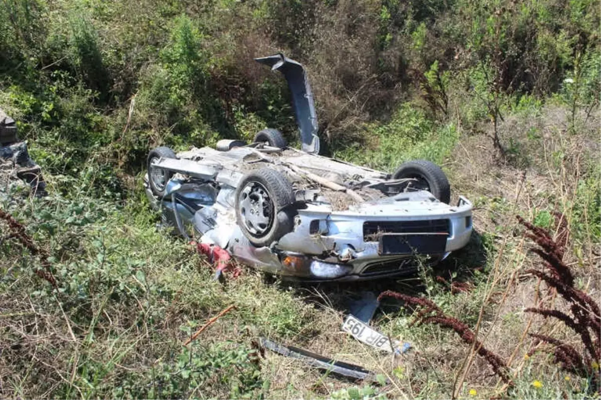 Tekirdağ\'da Virajı Alamayan Otomobil Tarlaya Uçtu: 2 Yaralı
