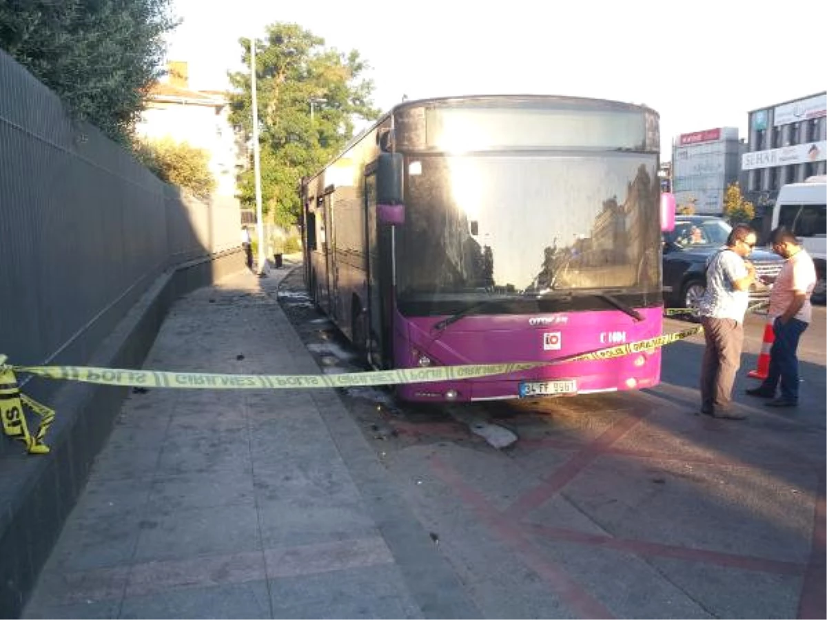 Üsküdar\'da Halk Otobüsü Alev Alev Yandı