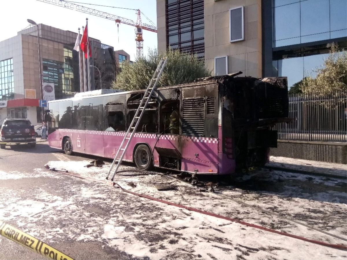 Üsküdar\'da Servisten Çıkan Belediye Otobüsü Alevlere Teslim Oldu