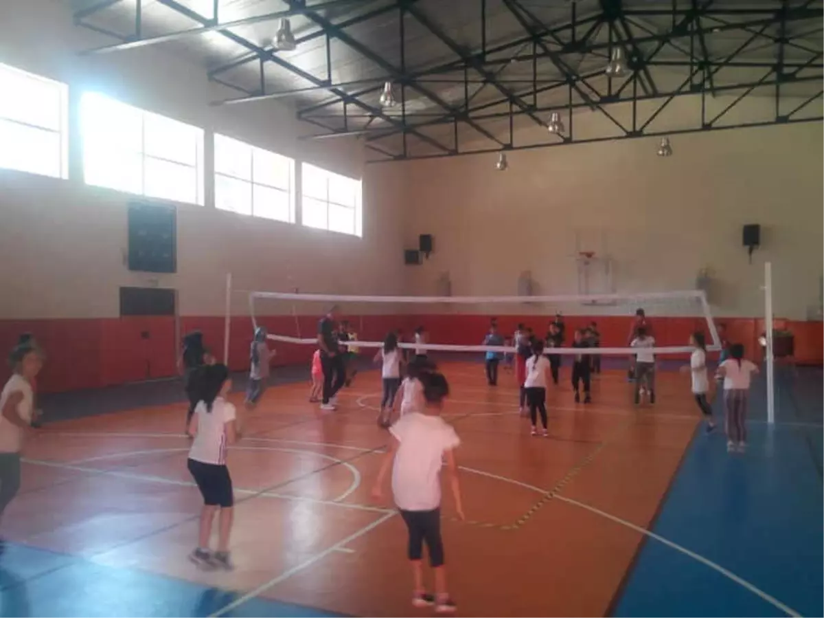 Yetenekli Minik Voleybolculara Antrenör Desteği