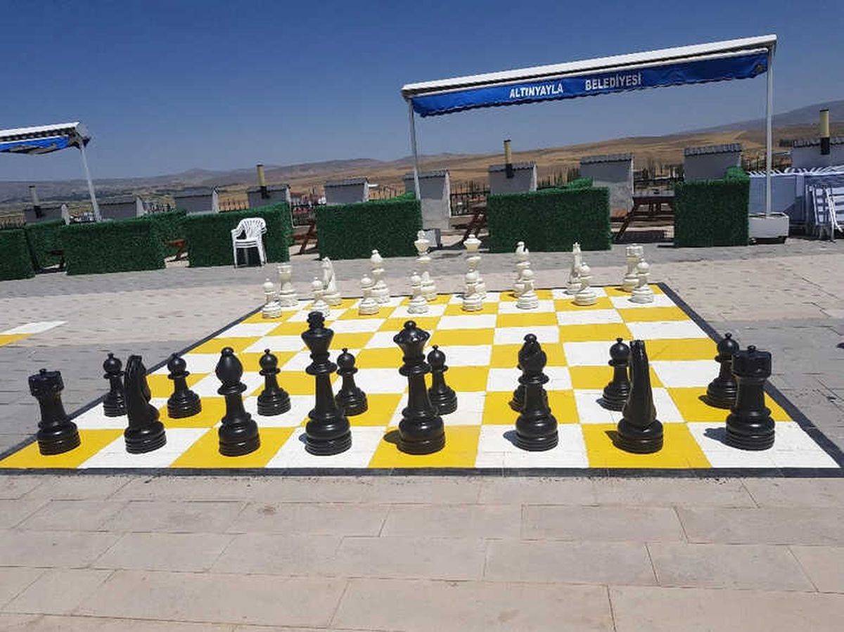 Altınyayla\'da Açık Hava Satranç Parkı