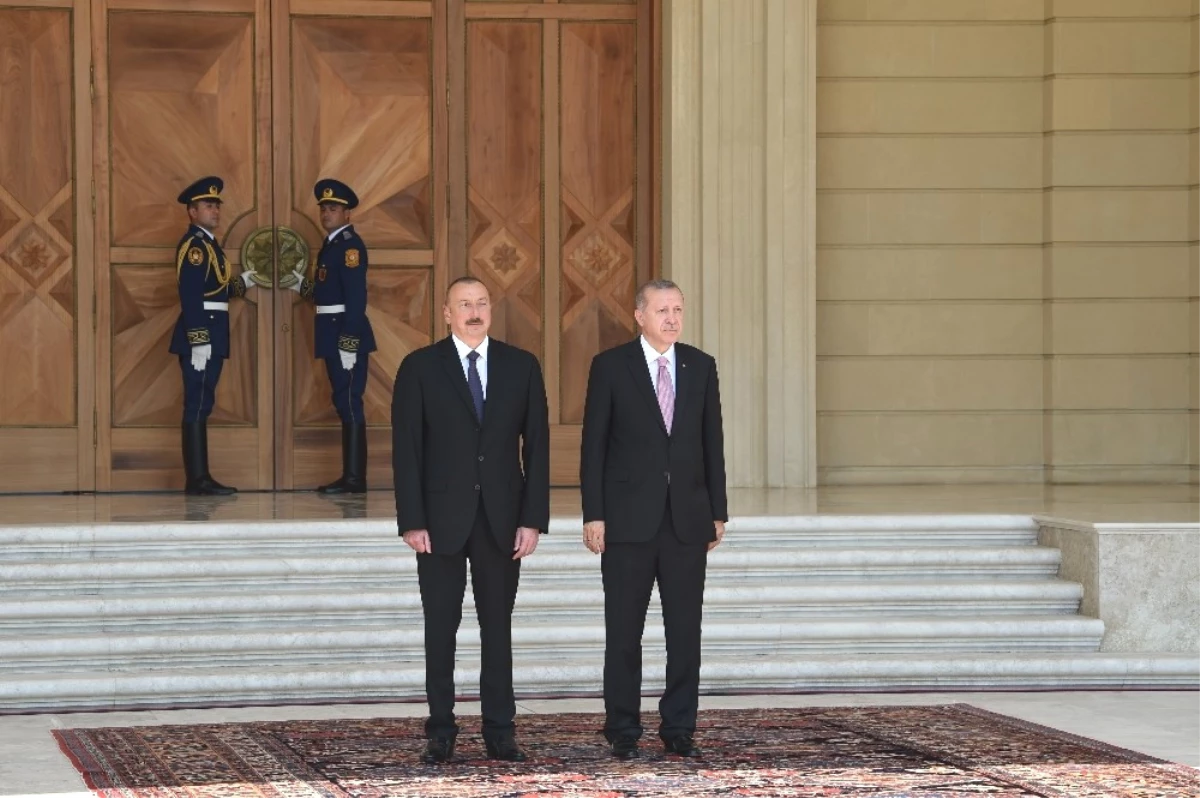 Azerbaycan Cumhurbaşkanı Aliyev, Cumhurbaşkanı Erdoğan\'ı Resmi Törenle Karşıladı