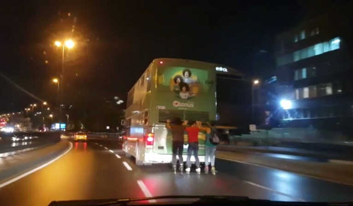 Beyoğlu\'nda Patenli Gençlerin Tehlikeli Yolculuğu Kamerada