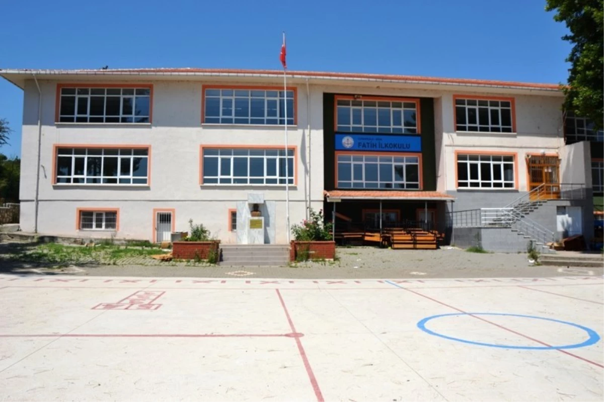 Biga\'da Fatih İlkokulu Yıkılıyor