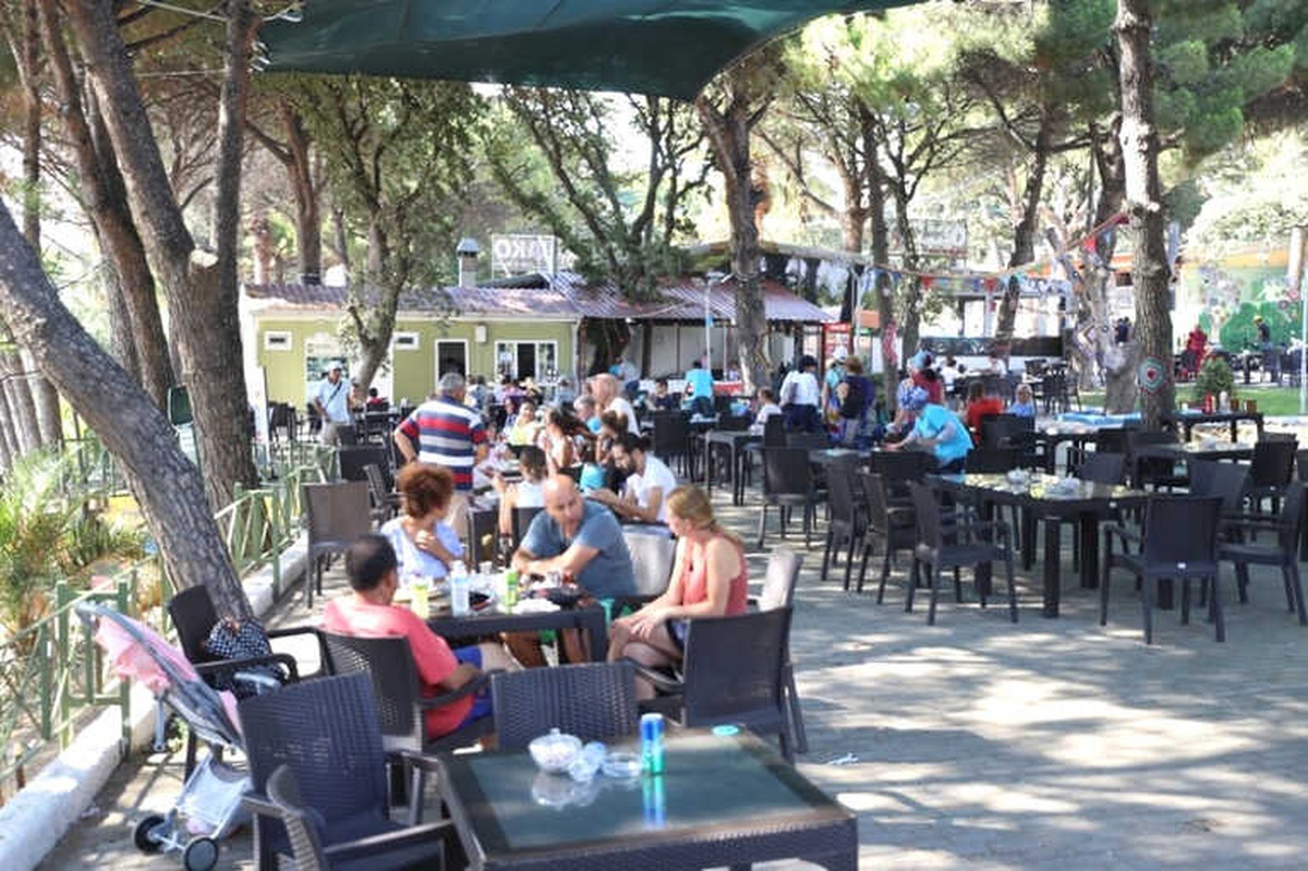 Burhaniye\'de Sahil Kafe Yaz Aylarının Vazgeçilmezi Oldu