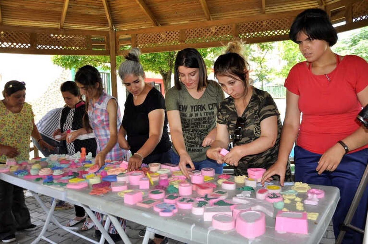 El Emeğini Satarak Engellerine Işık Tutuyorlar