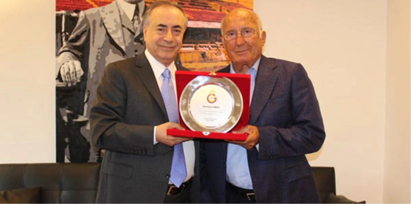 Galatasaray Başkanı Cengiz\'den Ergun Gürsoy\'a Plaket