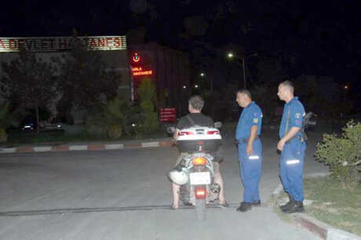 Hastanede Silahlı Kavga: 1\'i Polis, 7 Yaralı