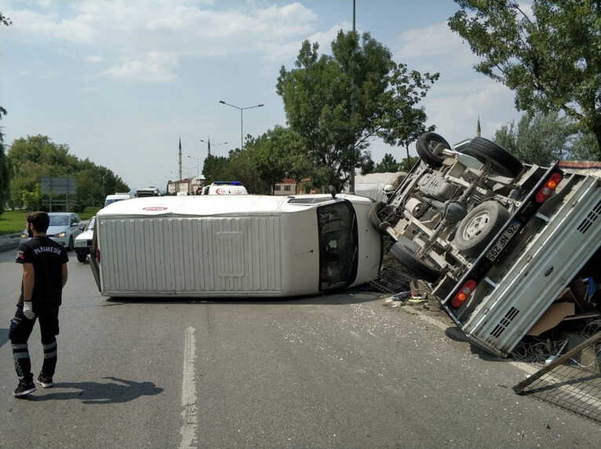 Kamyonet ile Minibüs Çarpıştı; 1 Yaralı