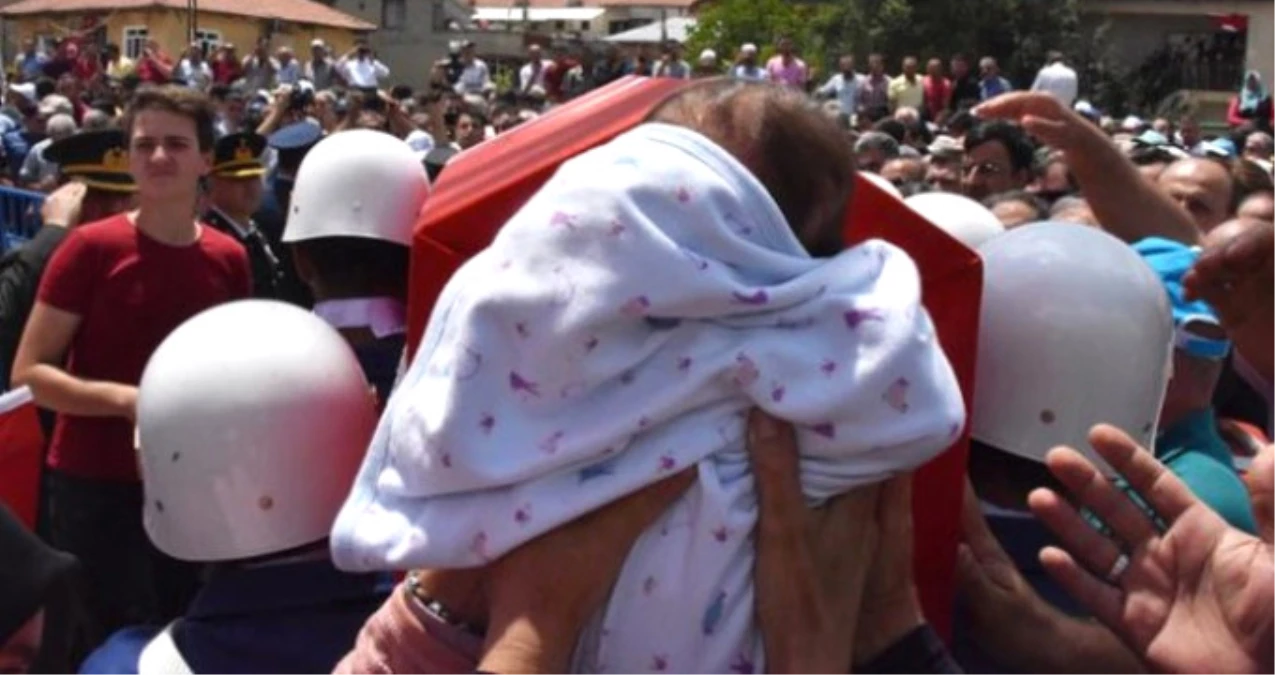 Konya\'da, Şehidin Tabutunun Üzerine Bırakılan 1,5 Aylık Bebeği Yürekleri Dağladı