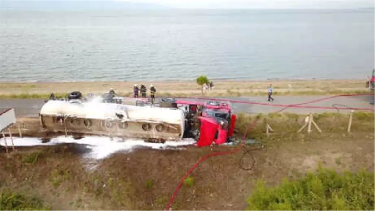 Metanol Yüklü Tanker Devrilip Alev Aldı, Sürücü Yaralandı