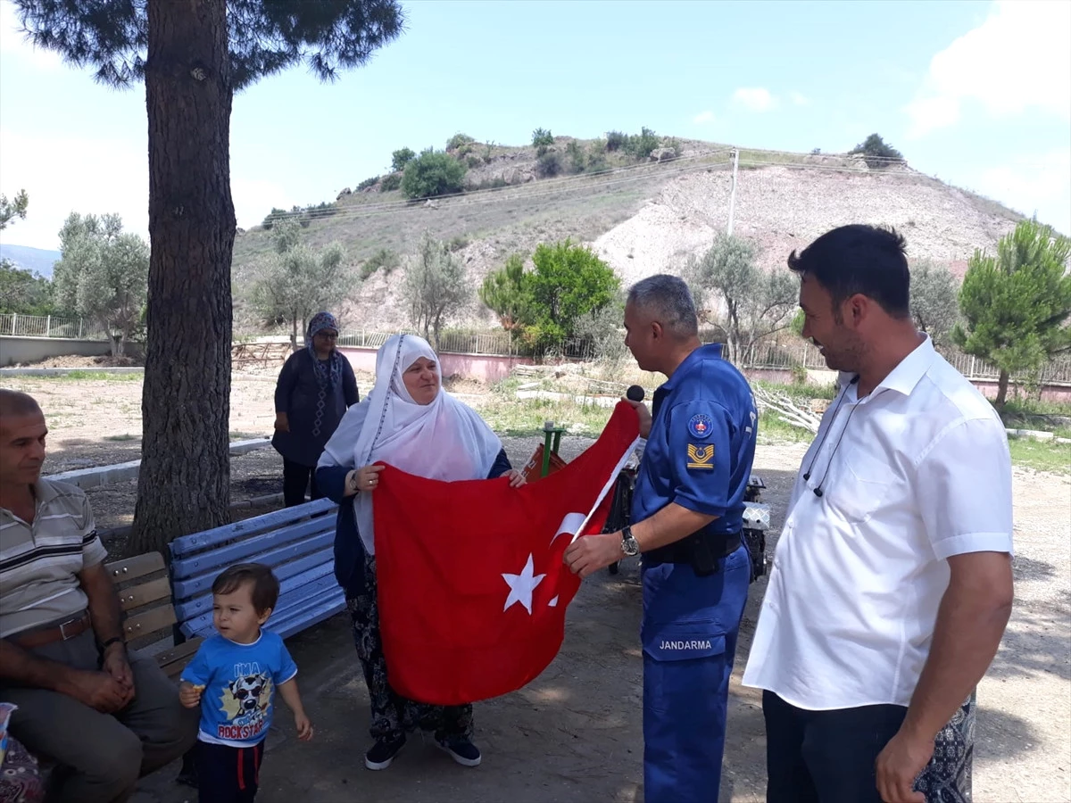 Mihalgazi\'den Afrin\'e Örgü Türk Bayrağı Gönderildi