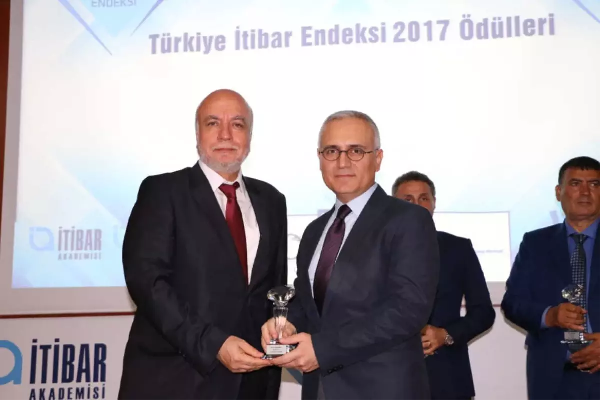 Onur\'a "En İtibarlı Market" Ödülü…