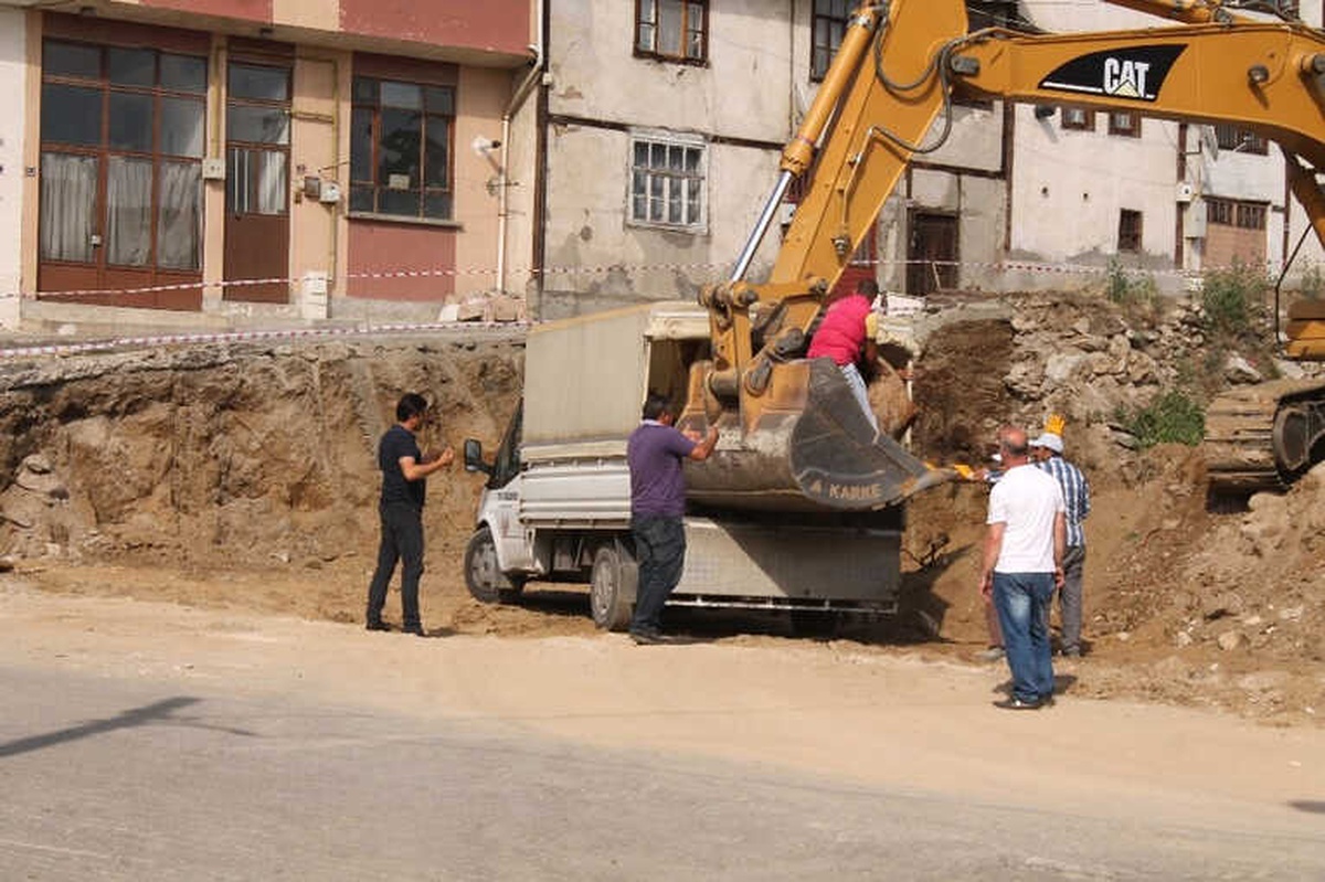 Tarihi Cami Hafriyatında Küp Çıktı