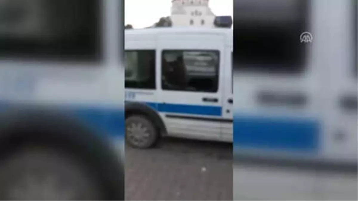 Polis Karakoluna ve Araçlarına Taşlı Saldırı