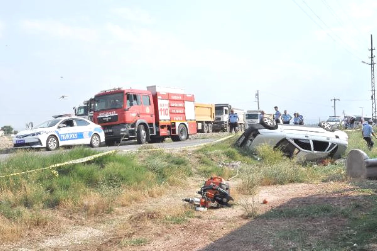 Tır\'a Çarpan Otomobil Şarampole Yuvarlandı: 2 Ölü, 2 Yaralı