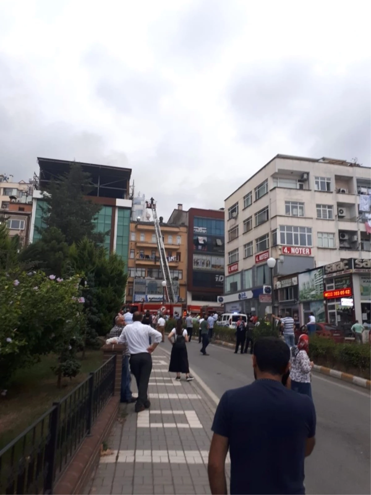 Trabzon\'da Bir Binanın Çatı Katında Çıkan Yangın Paniğe Neden Oldu