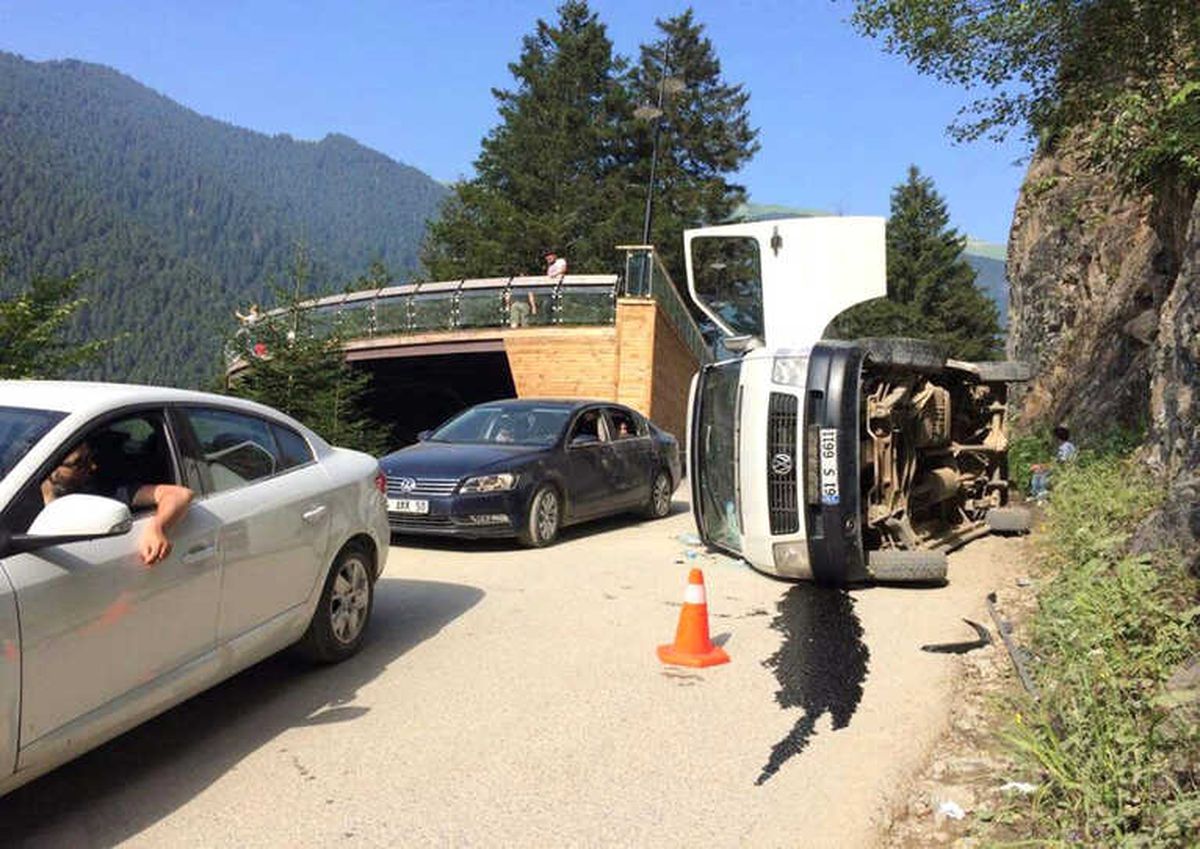 Uzungöl\'de Minibüs Yan Yattı: 3 Yaralı