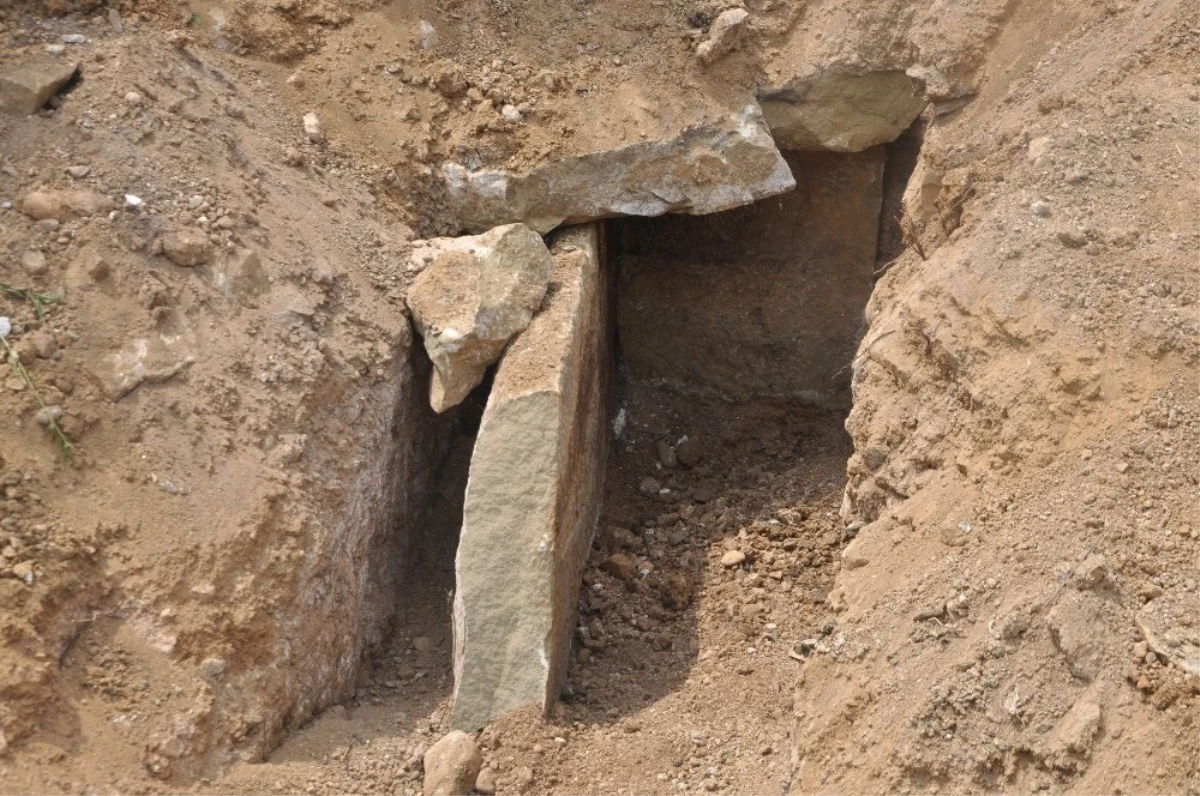 Yol Genişletme Kazısında Ortaya Çıkan Bin 800 Yıllık Taş Sandık Mezar İncelemeye Alındı