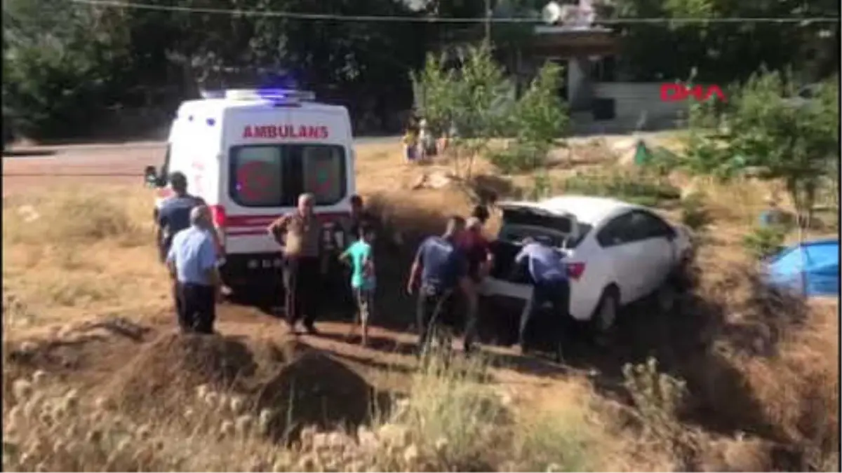 Adıyaman Gölbaşı\'nda Otomobil Şarampole Devrildi: 2 Yaralı