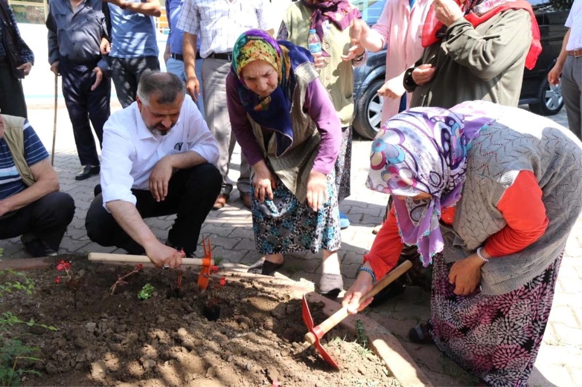 Başkan Kılıç, Bafra Huzurevi\'nin Bahçesine Çiçek Dikti