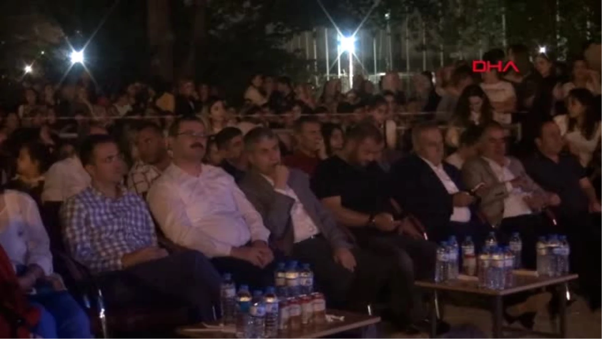 Bitlis Ebru Yaşar\'dan Tatvan\'da Konser Verdi