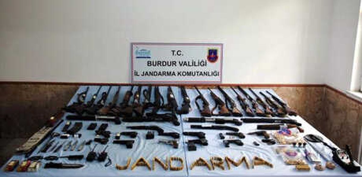 Burdur\'da Yasadışı Silah Ticareti Operasyonu: 20 Gözaltı