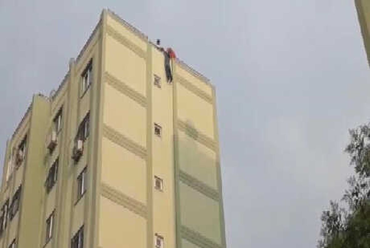 Çatıdan Atlayacağı Sırada Yakınları Tarafından Kurtarıldı