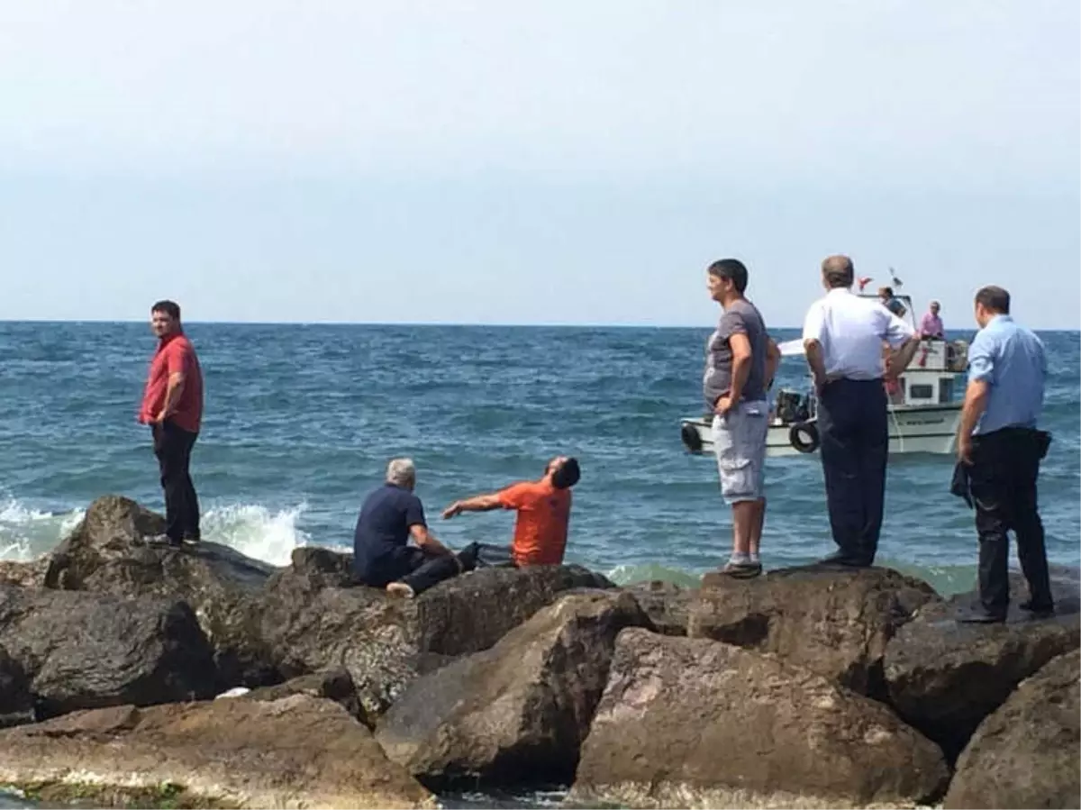 Giresun\'da Denizde Kaybolan 3 Çocuktan 2\'si Öldü, Acılı Baba Sinir Krizi Geçirdi!