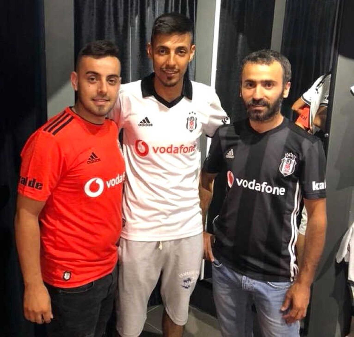 Hatay\'da Beşiktaş Formalarına İlgi Büyük