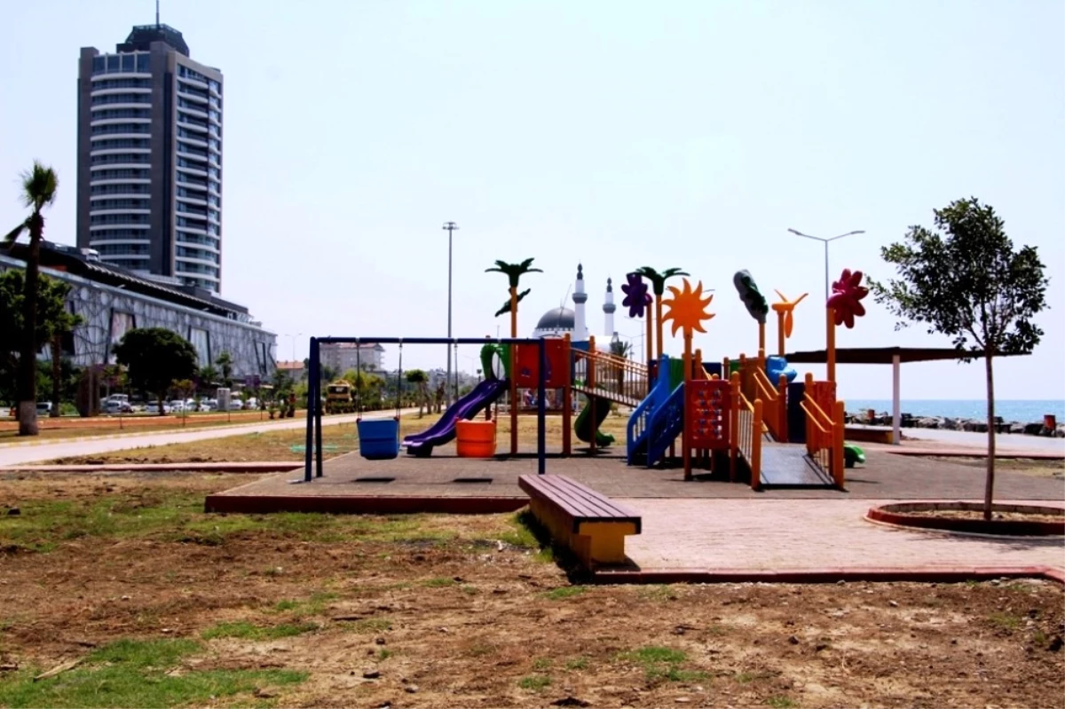 İskenderun Sahilinde Çocuklara İki Yeni Park