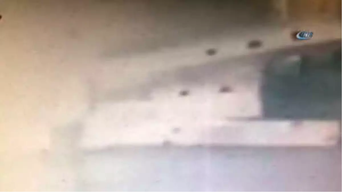 Kadıköy\'de Oto Galeriye Dadanan Hırsızlar Kamerada