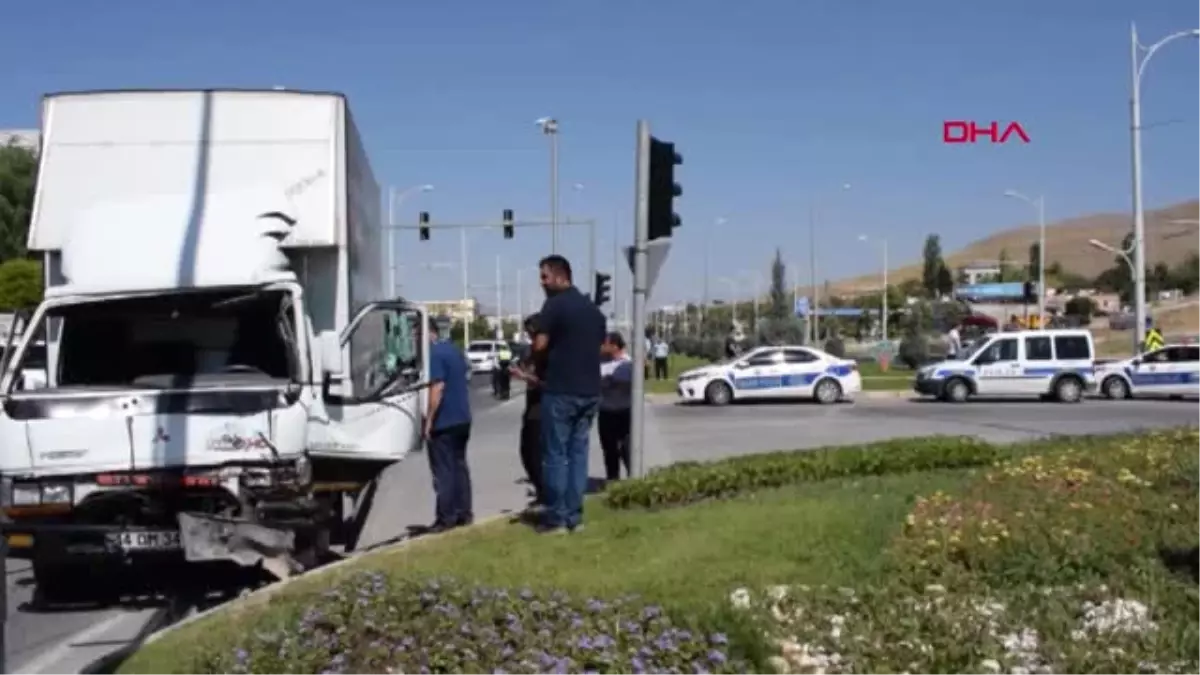 Malatya Kamyonet, Trafik Işıklarında Bekleyen 3 Araca Çarptı 1\'i Asker, 2 Yaralı