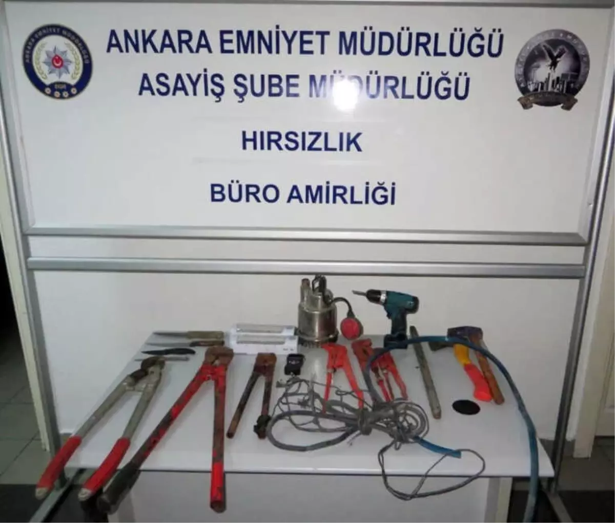 Maskeli Beşler" Lakaplı Soyguncular Önce Güvenlik Kamerasına, Sonra Polise Yakalandı