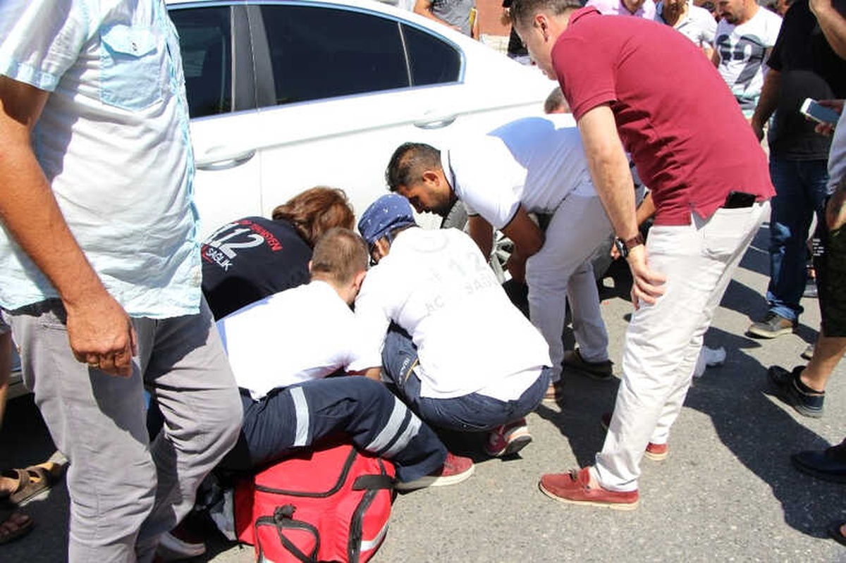 Motosiklet Park Halindeki Otomobilin Altına Girdi: 1 Yaralı