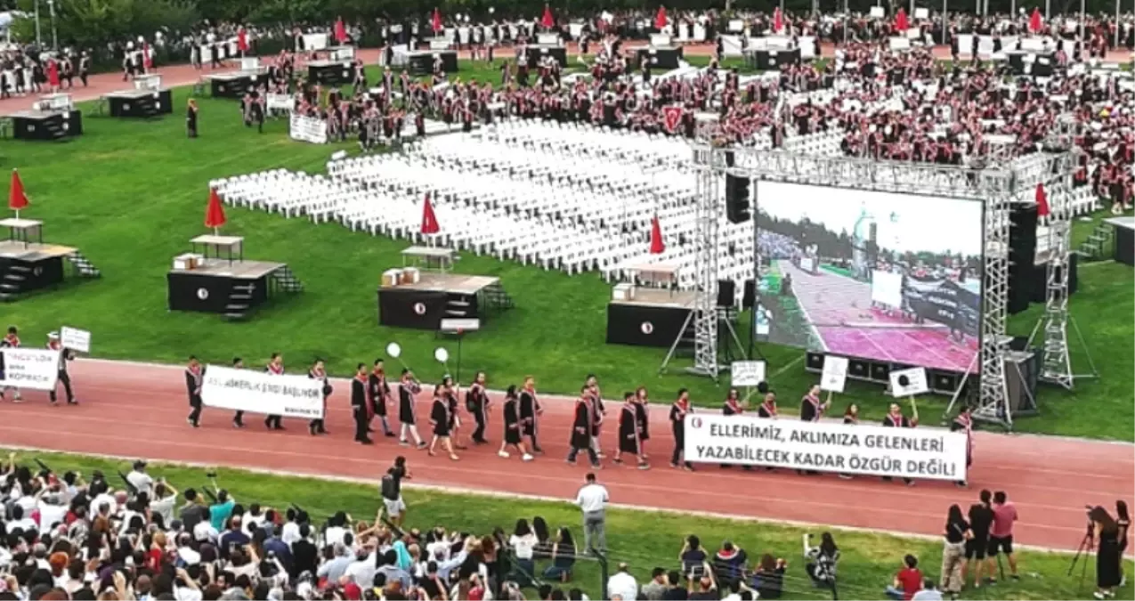 ODTÜ Mezuniyet Töreninde Erdoğan\'a Hakaret İçeren Pankartı Açan 4 Öğrenci Tutuklandı!