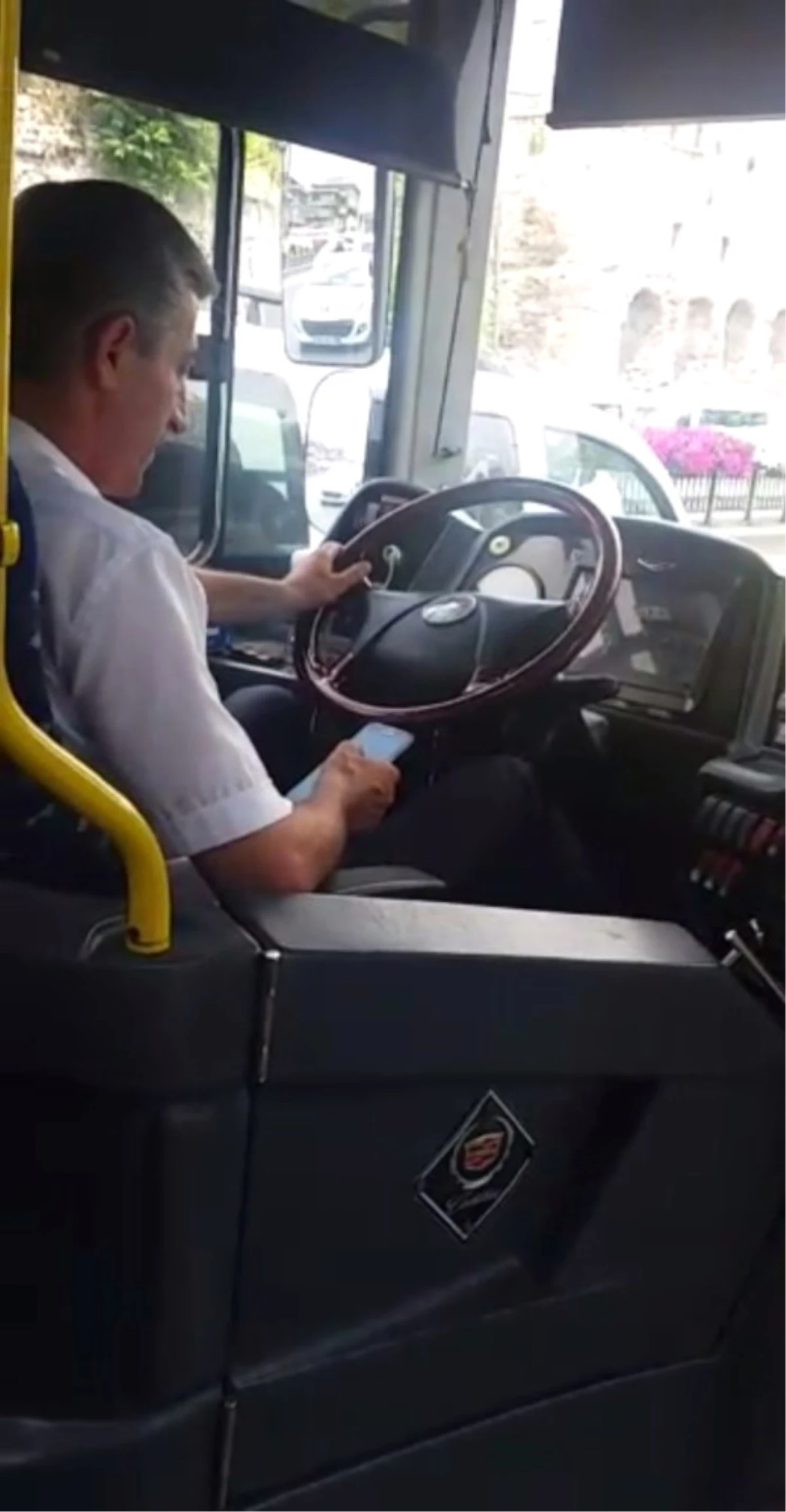 Seyir Halindeyken Mesajlaşan Otobüs Sürücüsü Kamerada