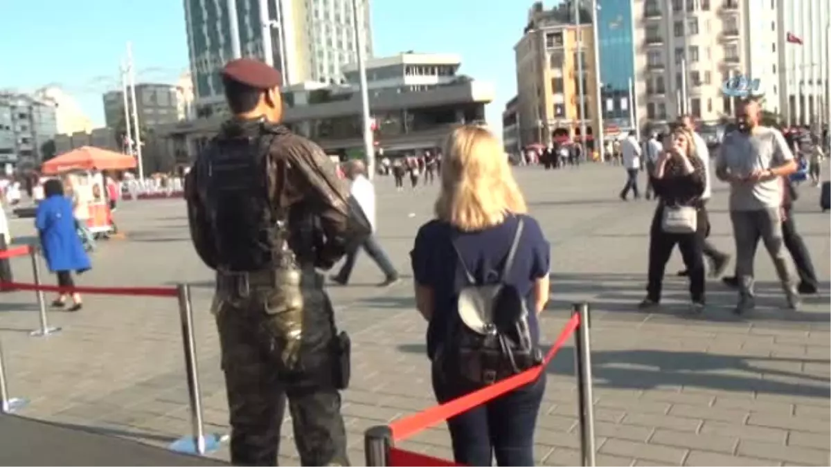 Taksim Meydanı\'ndaki Ömer Halisdemir Heykeline Yoğun İlgi