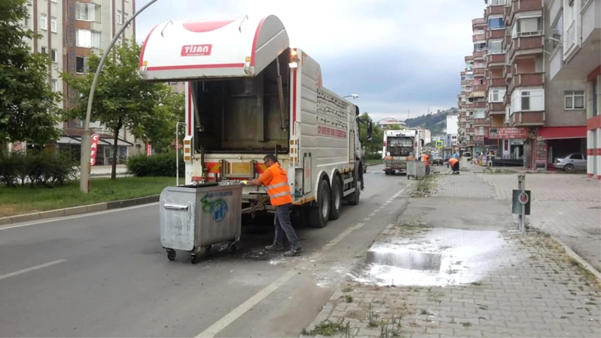 Tekkeköy\'de Çöp Konteynerleri Dezenfekte Edildi