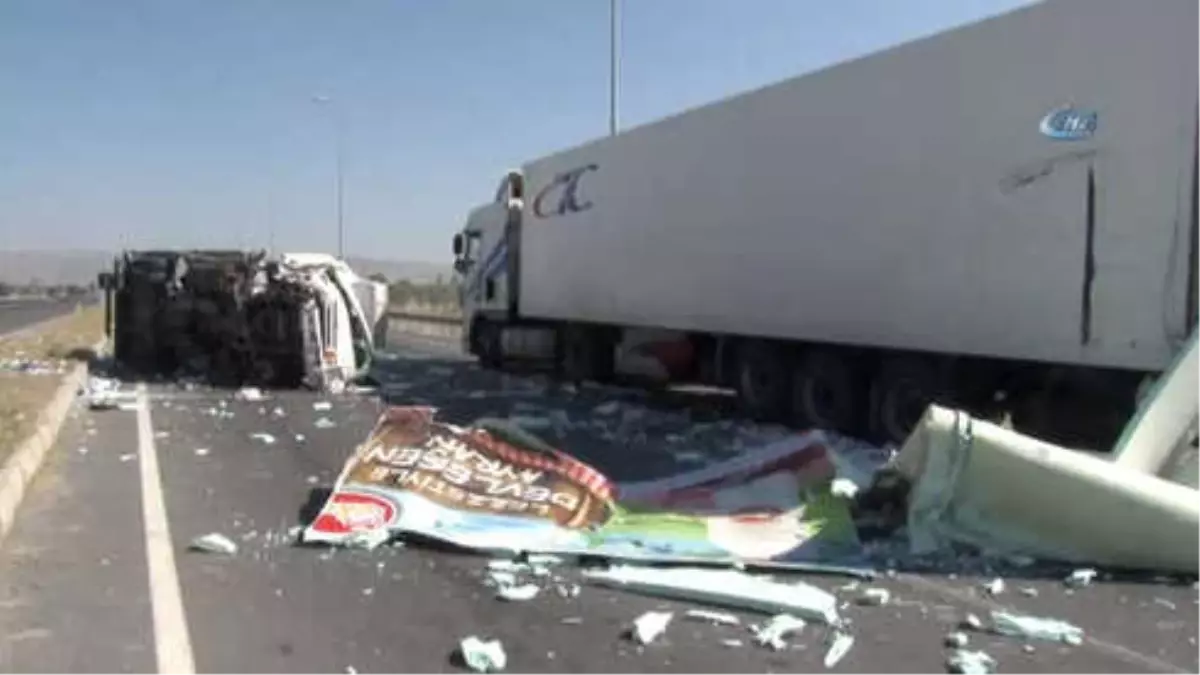 Tıra Çarpan Ayran Yüklü Kamyon Devrildi: 2 Yaralı