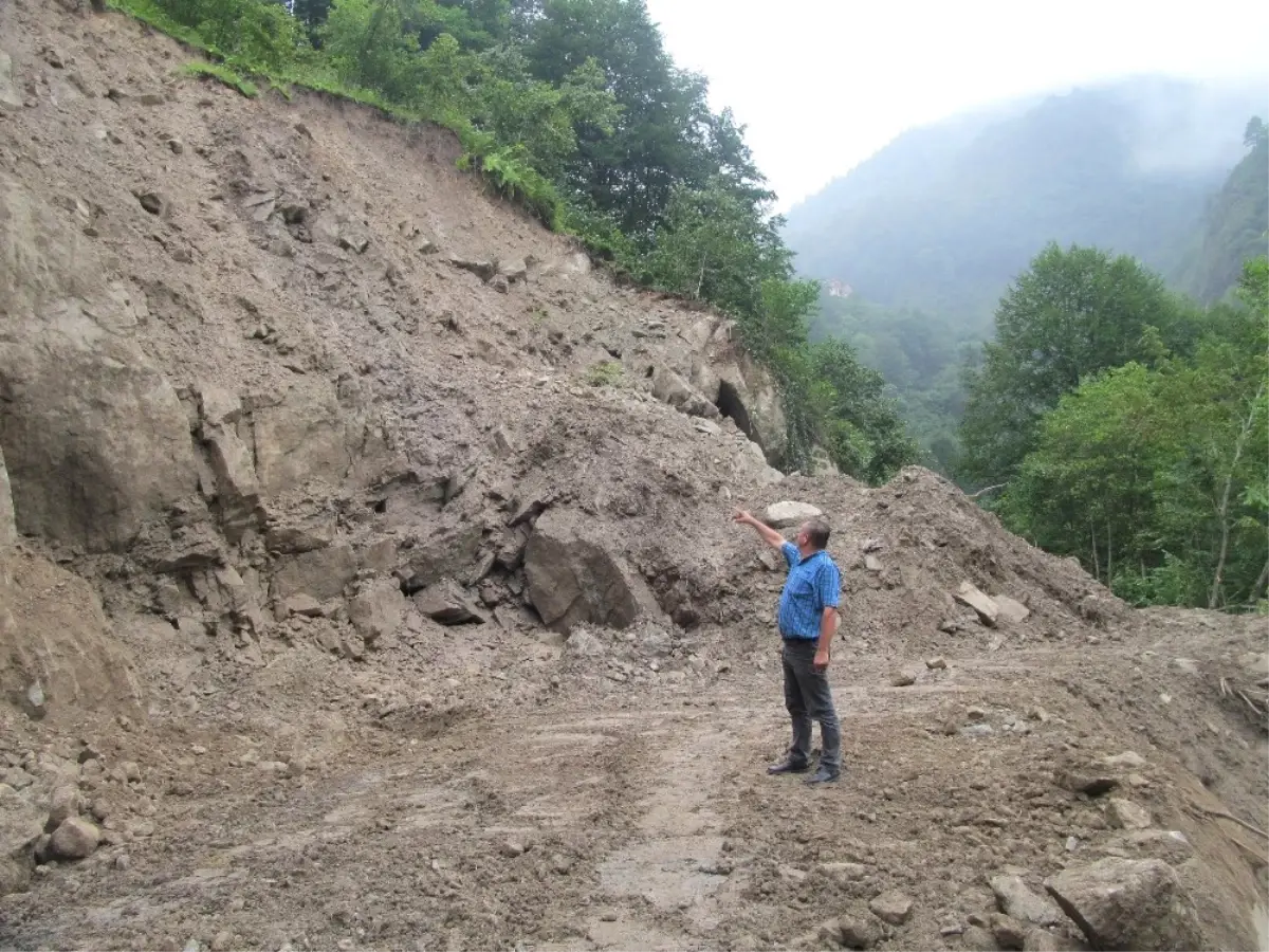 Trabzon\'da Heyelanlara Müdahale Ediliyor