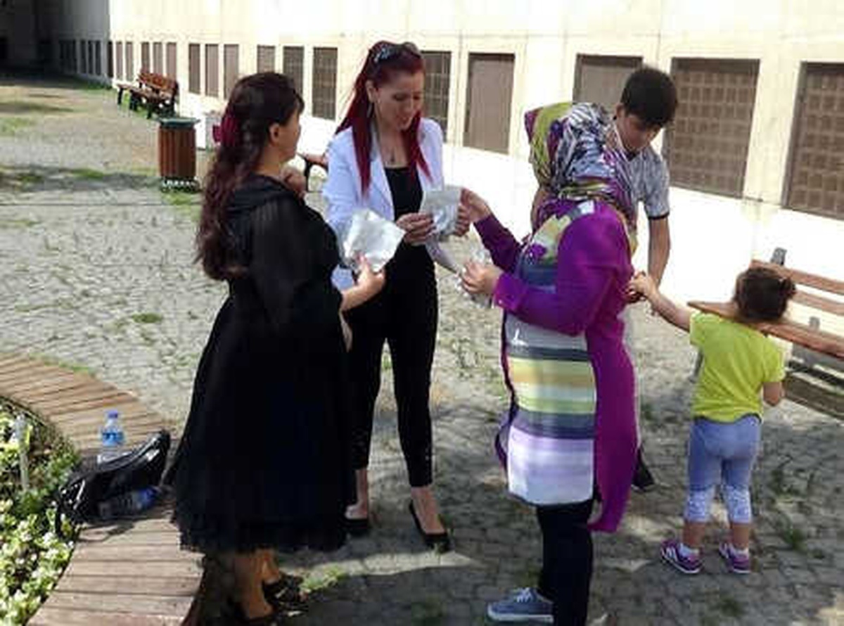 Adliye Önünde Oynayıp, Kına Dağıtan Kadın, Bu Kez de Lokma Dağıttı