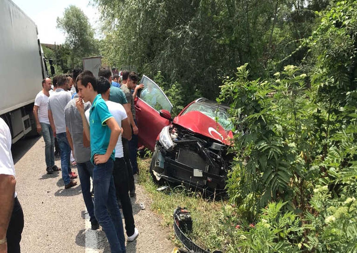 Bartın\'da Otomobille Tır Çarpıştı: 4 Yaralı