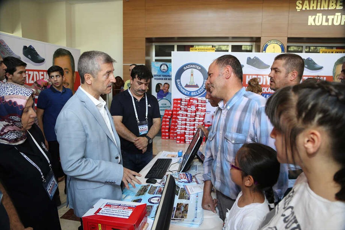 Belediyeden Öğrencilere Karne Hediyesi