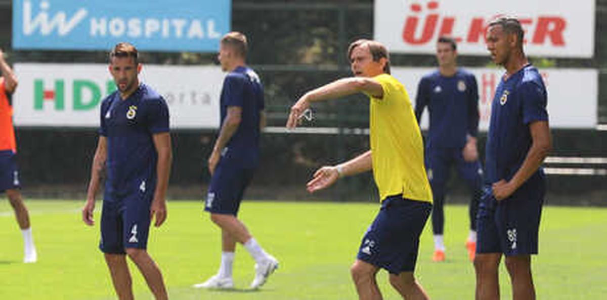 Cocu\'dan Futbolculara "Konuşun" Talimatı