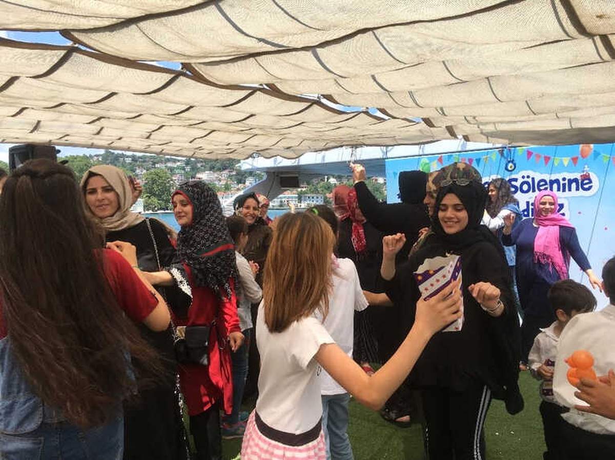 Çocuklarının Sünnetini Boğaz\'a Karşı Oynayarak Kutladılar